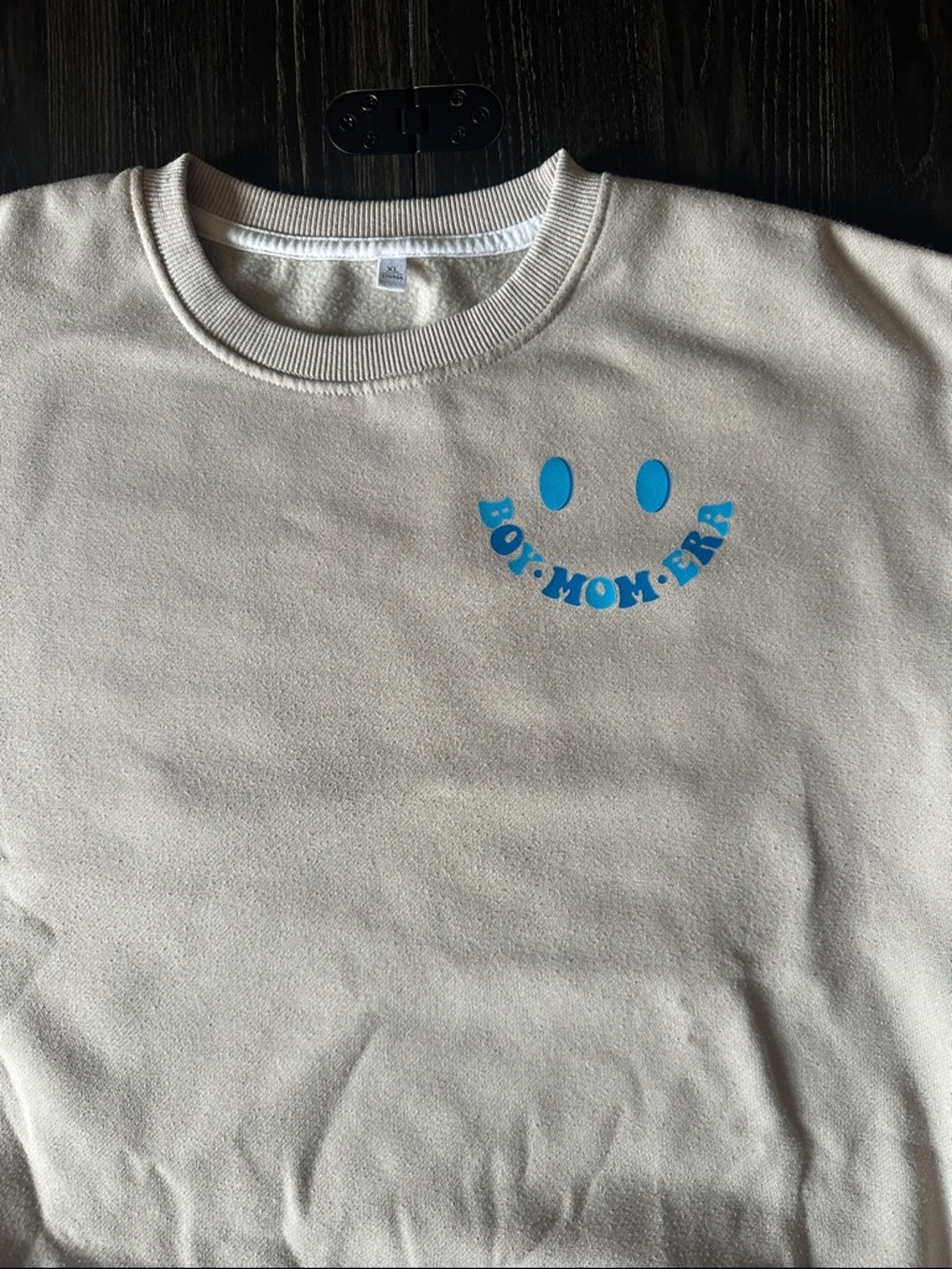 Source Unknown Cream Crewneck Sweatshirt with Blue Smiley Graphic